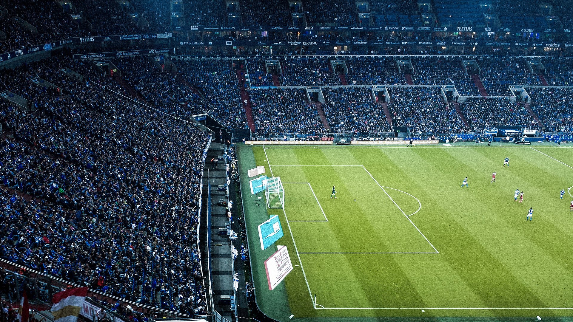 _现场现场：比赛激战，欢呼声不断_，比赛场面激烈