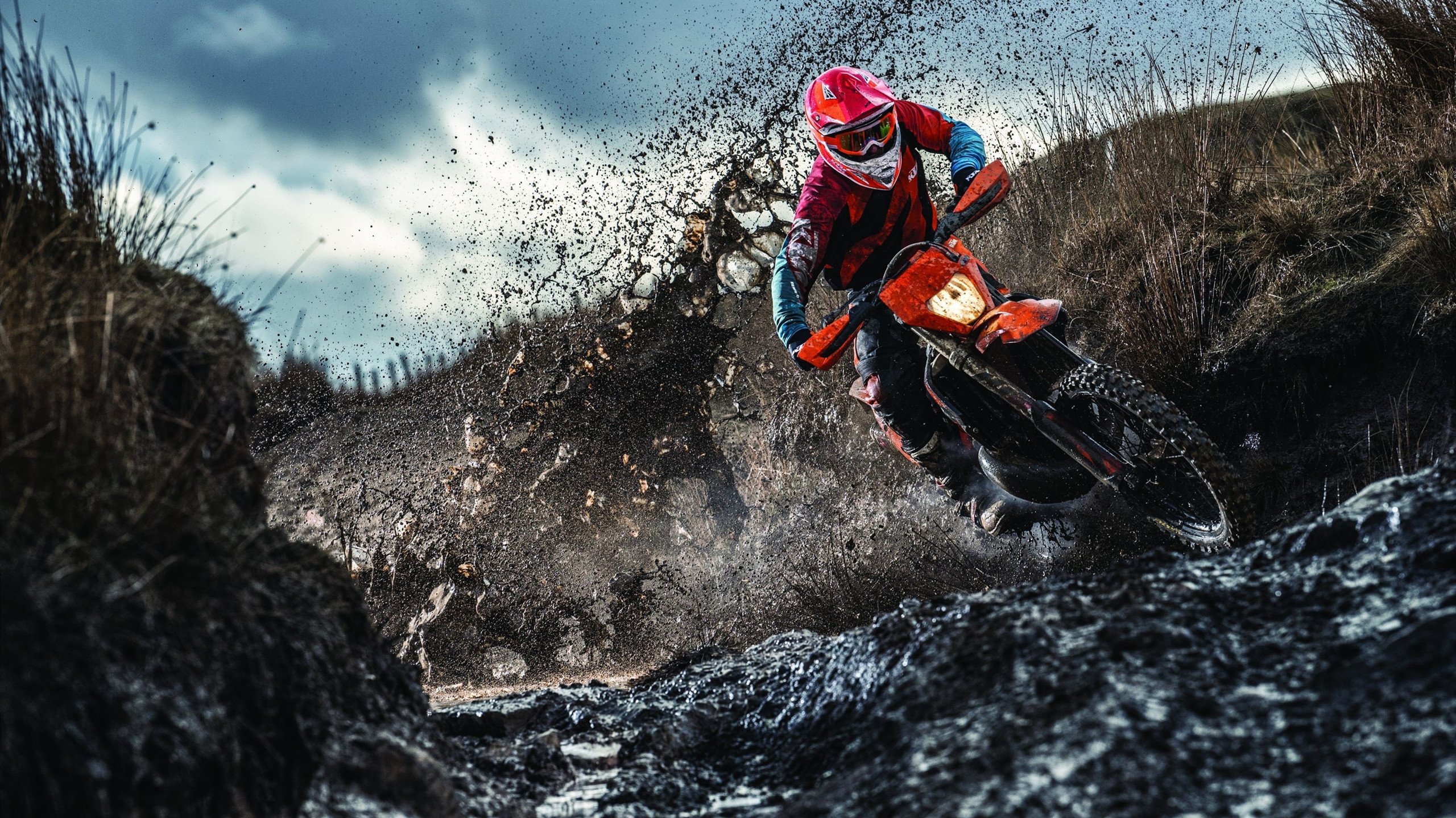 _青年冲浪竞速赛：浪尖上的青春角逐_，青少年冲浪培训班