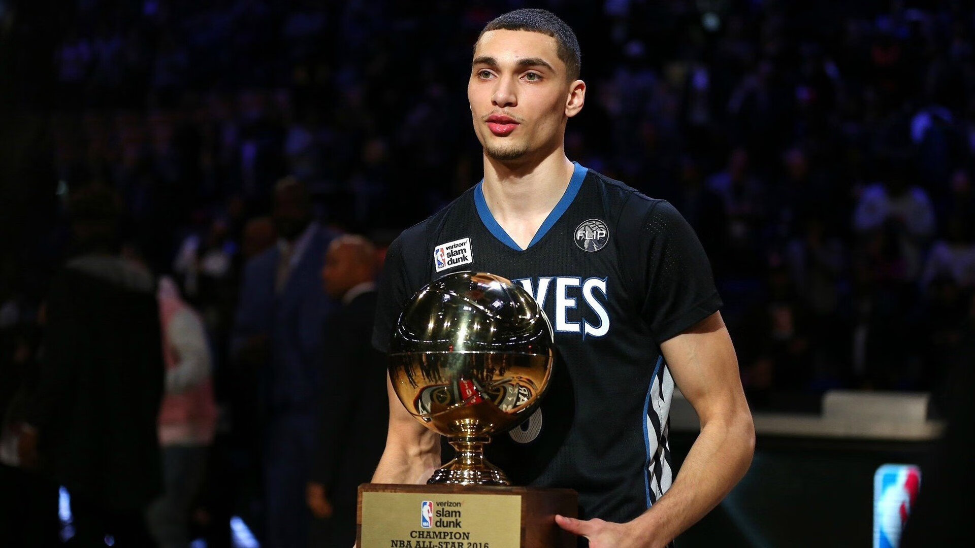 “总决赛第一场：火花四溅，焦点瞬间持续登顶热搜”，总决赛现场