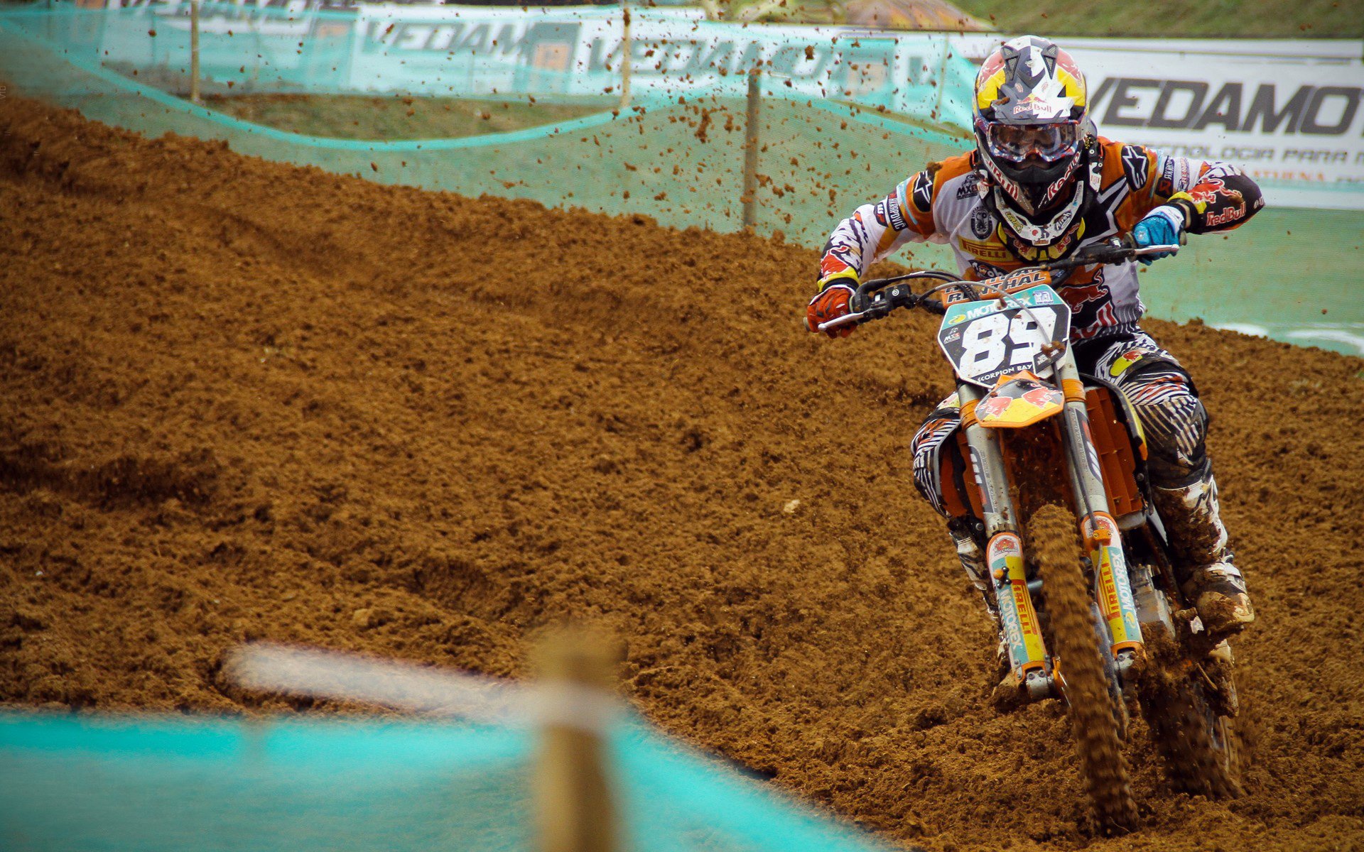 “高原冲刺：雪山顶上的极峰行动”，雪山顶端